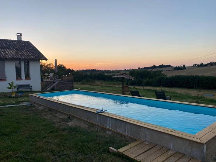 Location de vacances pour 4 personnes, avec Terrasse et Jardin ainsi que Piscine et Vue à Puycornet