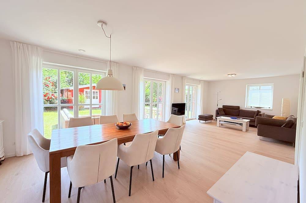 Großzügiges, helles Ferienhaus fußläufig nur 500m zum Strand, mit schönem Garten in Rosenhagen, Dassow