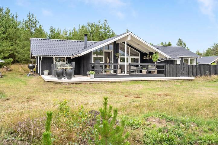 Ferieudlejning for 8 personer, med Jacuzzi og Terrasse samt Sauna i Hune