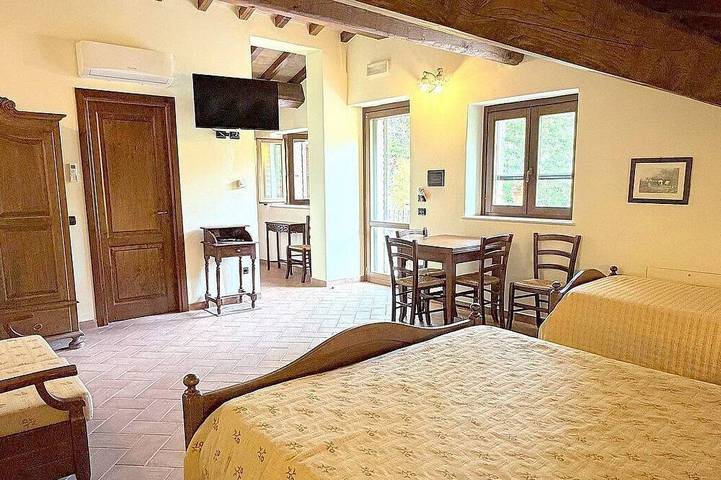 Casa Fronda A: A graceful apartment that is part of an ancient country house situated at a short distance from the shores of Lake Piediluco, with Free Wi-Fi. in Terni, Valnerina