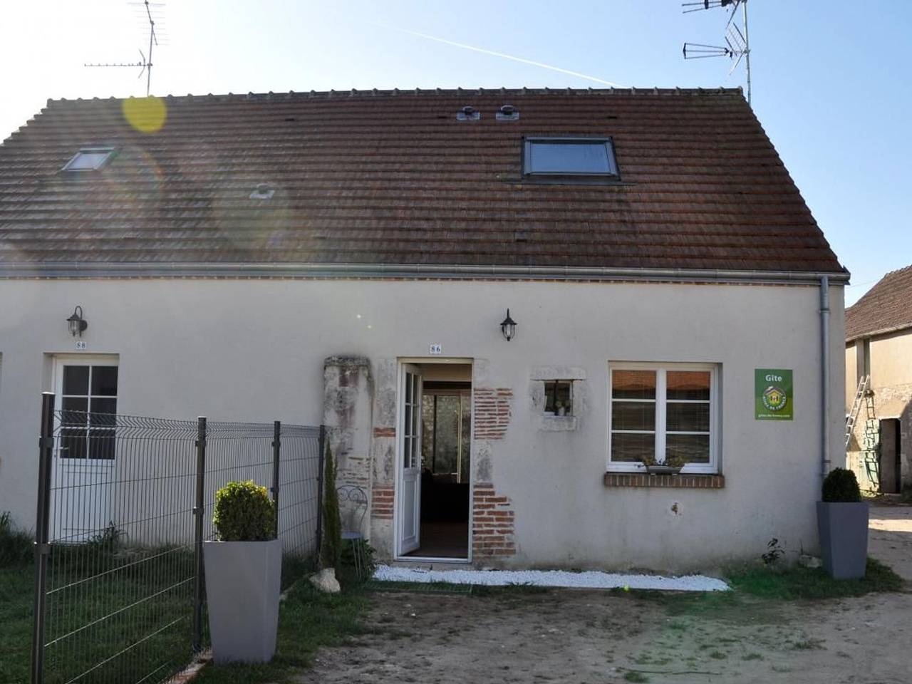 Charming Cottage Near Loire Castles: Cozy Living, Pet-Friendly, Wi-Fi, Outdoor Area in Saint-Hilaire-Saint-Mesmin, Loire Valley