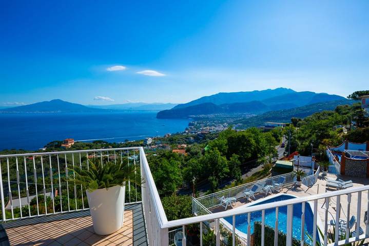 Spacious Sorrento Villa with Pool, Jacuzzi & Panoramic Sea View in Sorrento, Napoli e dintorni