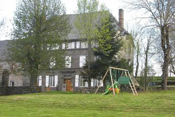 Gîte pour 12 personnes, avec jardin à Paulhac