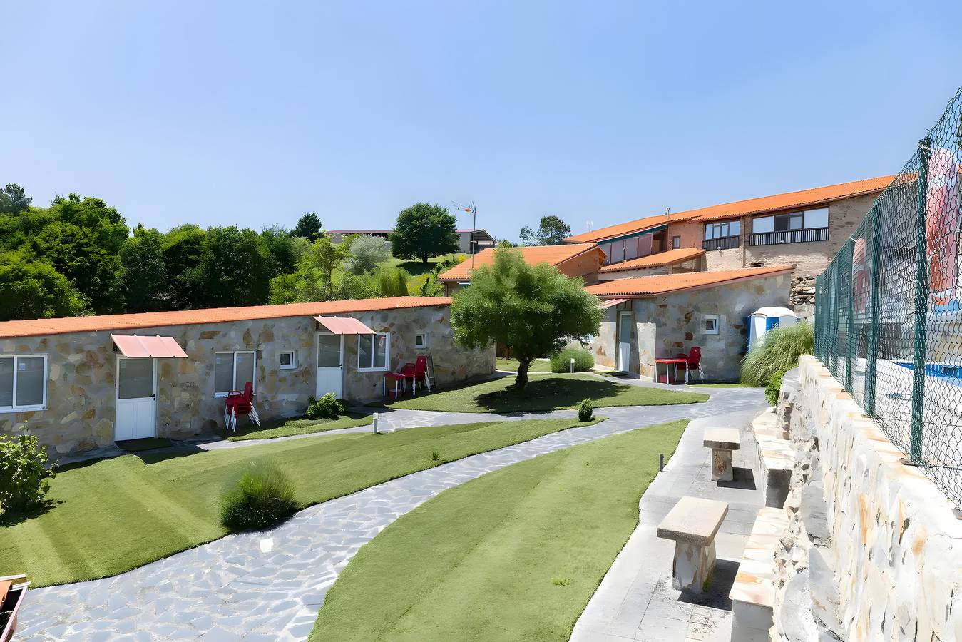 Room 'Jardin Habitación Cuádruple I' with Private Pool, Shared Terrace and Shared Garden in Monforte de Lemos, Lugo Provins