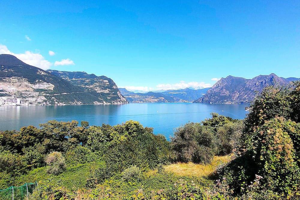 Appartamento intero, 2 bedroom gorgeous apartment in Monte Isola in Peschiera Maraglio, Monte Isola