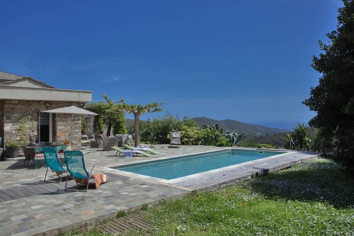 Location de vacances pour 8 personnes, avec Terrasse ainsi que Jardin et Piscine à Sisco