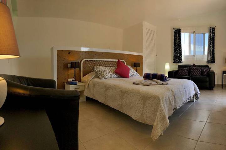 Apartamento entero, Casa de pueblo completamente reformada con 4 apartamentos, con patio en Arico Viejo. in Arico Viejo, Arico