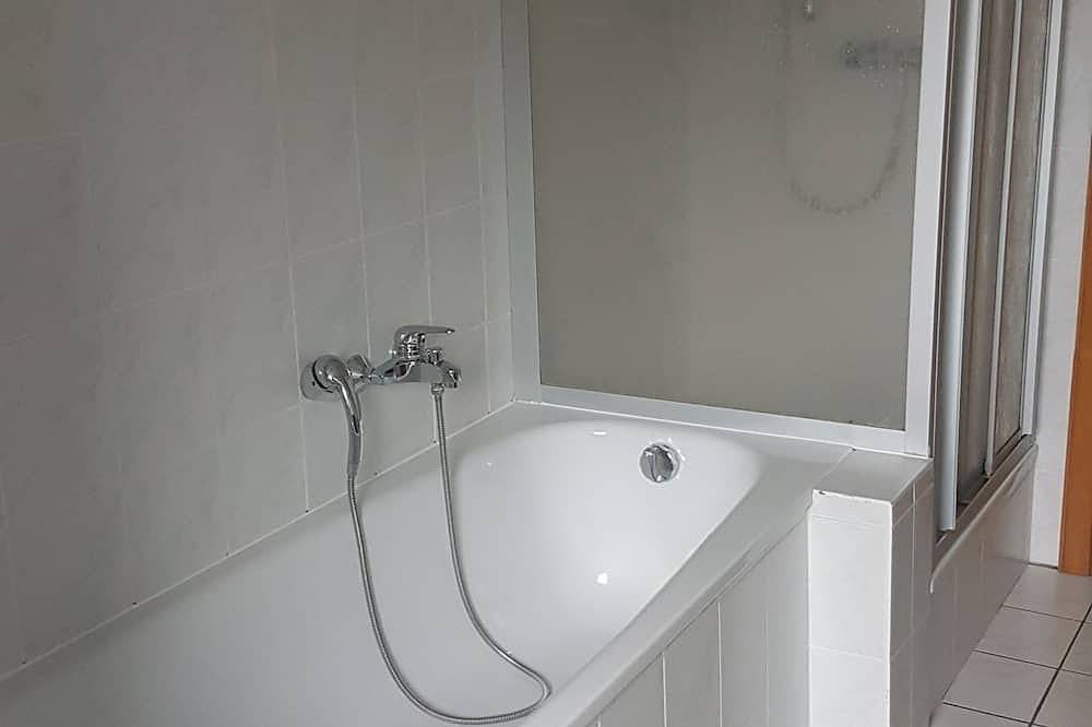 Ganze Wohnung, Großzügige Ferienwohnung mit Terrasse, kein Massentourismus, Wlan, keine Kurtaxe in Stadland, Wesermarsch