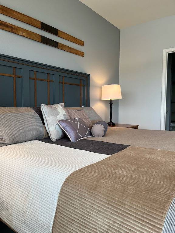 Ganze Wohnung, 3 bed 2 bath Sleeps 8 Lakefront Main Channel views at the 1Mm! 2 pools in Lake Ozark, Lake of the Ozarks