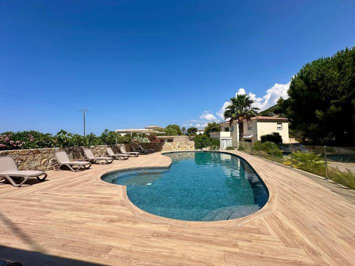 Villa pour 8 personnes, avec jacuzzi ainsi que piscine et jardin, adapté aux familles à Calvi