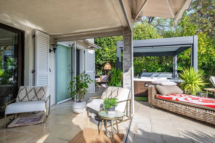 Appartement entier, Appartement 'Les Hauts De Vaugrenier' avec terrasse privée et Wi-Fi in Villeneuve-Loubet, Côte méditerranéenne (France)