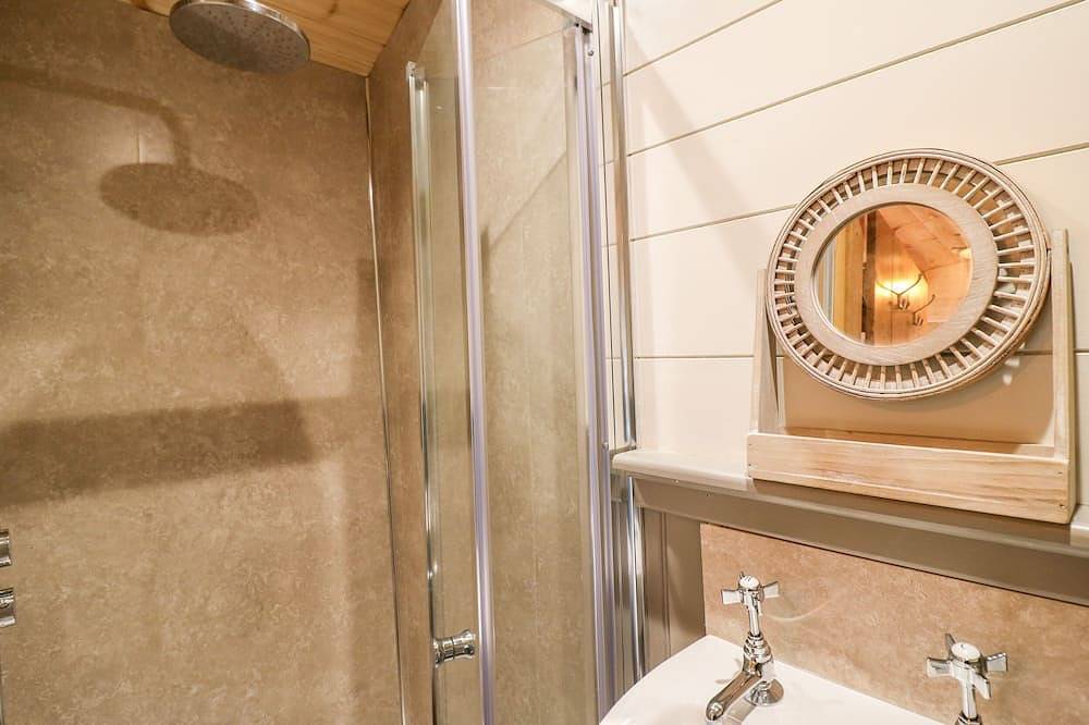 The Lazy Mare By The Water, romantic, with hot tub in Abbots Bromley in Staffordshire