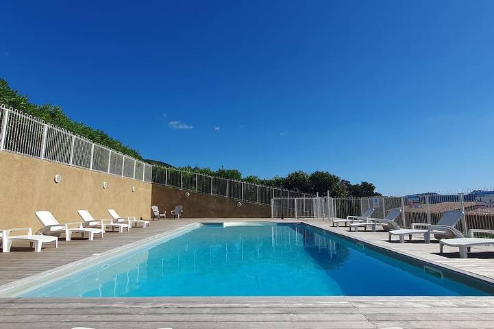 Maison de vacances pour 8 personnes, avec balcon ainsi que piscine et jardin à Figari