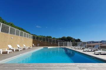 Villa pour 8 personnes, avec balcon ainsi que jardin et piscine à Figari