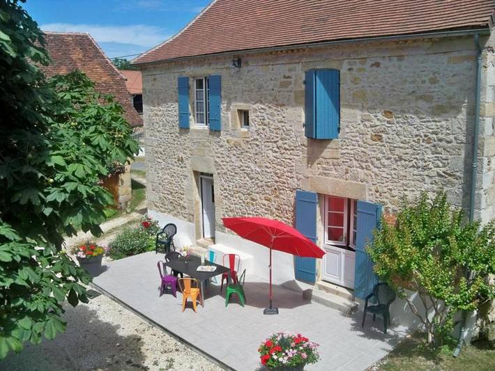 Location de vacances pour 7 personnes, avec terrasse ainsi que piscine et jardin à Cherveix-Cubas - 3