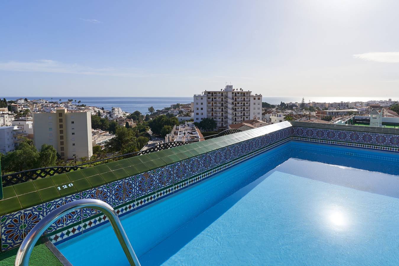 Apartamento inteiro, Apartamento "Verano Azul" com Piscina, A/C & Wi-Fi in Playa de Burriana, Nerja