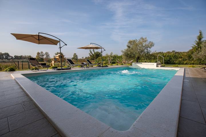 Villa pour 7 personnes, avec piscine ainsi que jardin et balcon à Loborika - 2