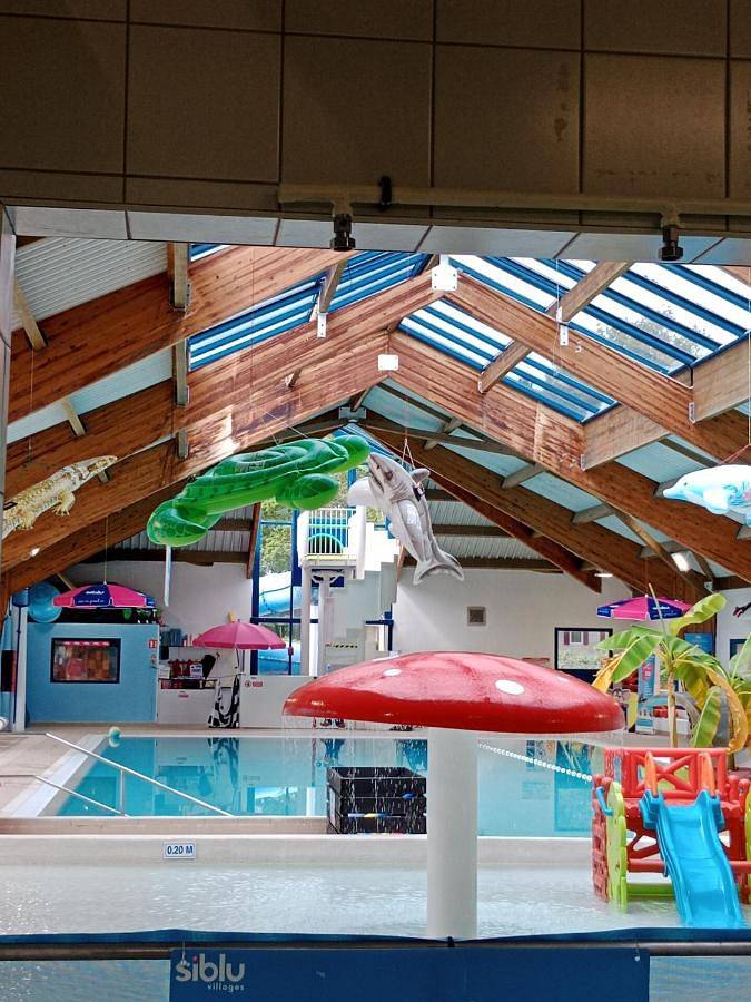 Camping pour 6 personnes, avec piscine ainsi que jardin et terrasse