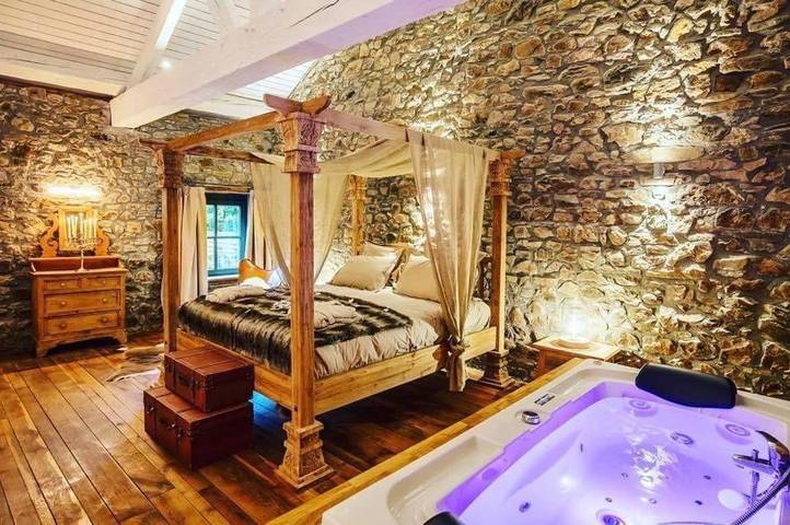 Chambre d’hôte pour 2 personnes, avec Balcon et Terrasse ainsi que Jacuzzi et Jardin à Érezée
