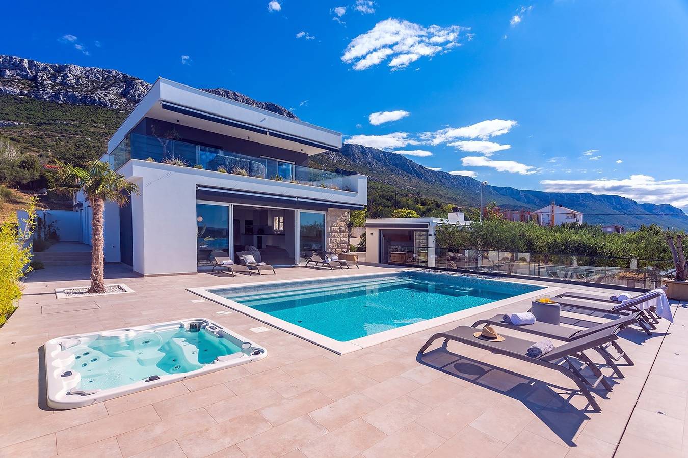 Villa Aria mit beheiztem Pool, Whirlpool, Meerblick in Kastel Gomilica, Kaštela