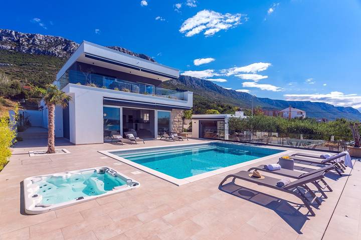 Ferienhaus für 12 Personen, mit Balkon/Terrasse und Garten sowie Pool in Kastel Gomilica