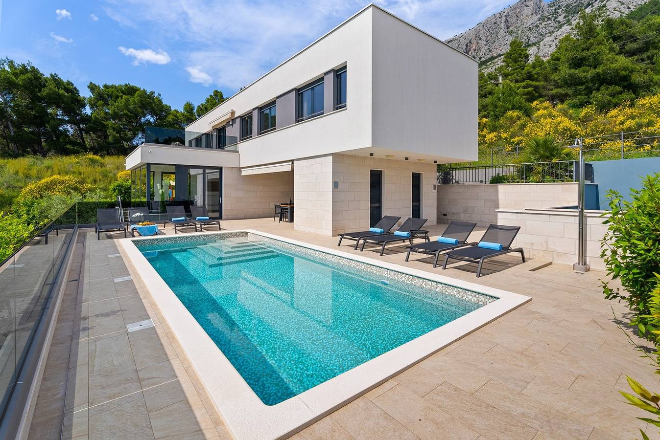 Neu! Luxus, direkt am Meer Villa Ivan mit beheiztem Pool nur 100 m vom Strand in Omiš (Kroatische Adria), Omis