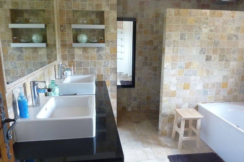 Countryside stone house from the Gard, 11482sqf of land, private pool, quiet in Vers-Pont-du-Gard, Nimes region