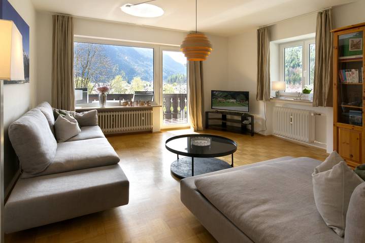 Ferienwohnung für 4 Personen, mit Balkon und Terrasse sowie Ausblick im Mittenwald