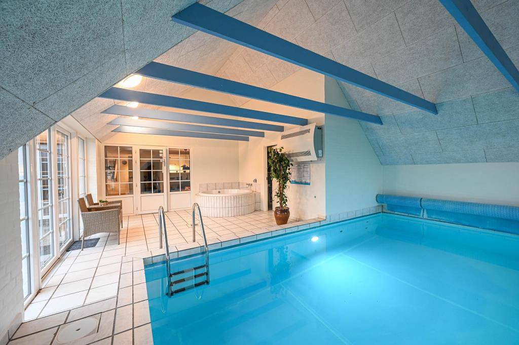 Beautiful holiday home with swimming pool, sauna, jacuzzi and 3 bathrooms in Ulfborg, Nissum Fjord