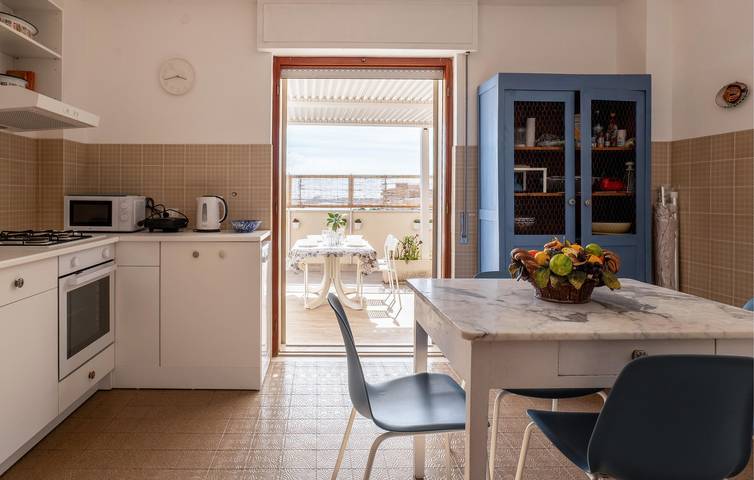 Appartamento intero, Appartamento con vista mare, terrazza e WiFi vicino alla spiaggia di Maganuco in Pozzallo, Provincia di Ragusa