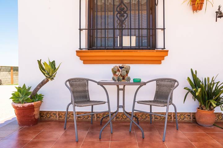 Encantadora casa con piscina, terraza, jardín y Wi-Fi; Mascotas permitidas, estacionamiento disponible in Conil de la Frontera, Costa de la Luz