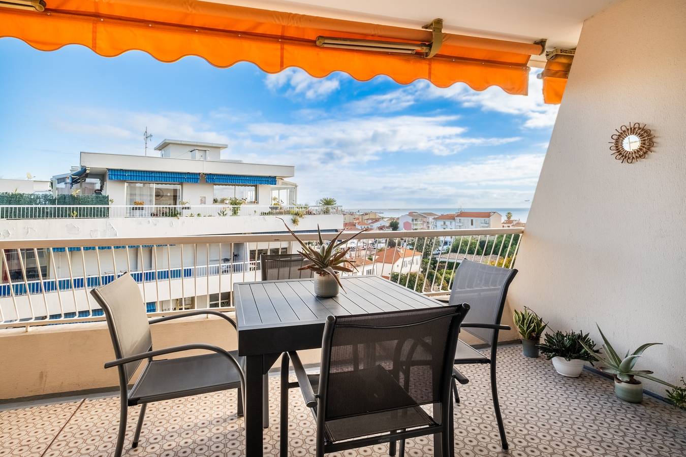 Appartement entier, 'Couronne Cros' Proche plages, bel appartement traversant avec vue mer, climatisation et parking in Cagnes-sur-Mer, Région de Cannes