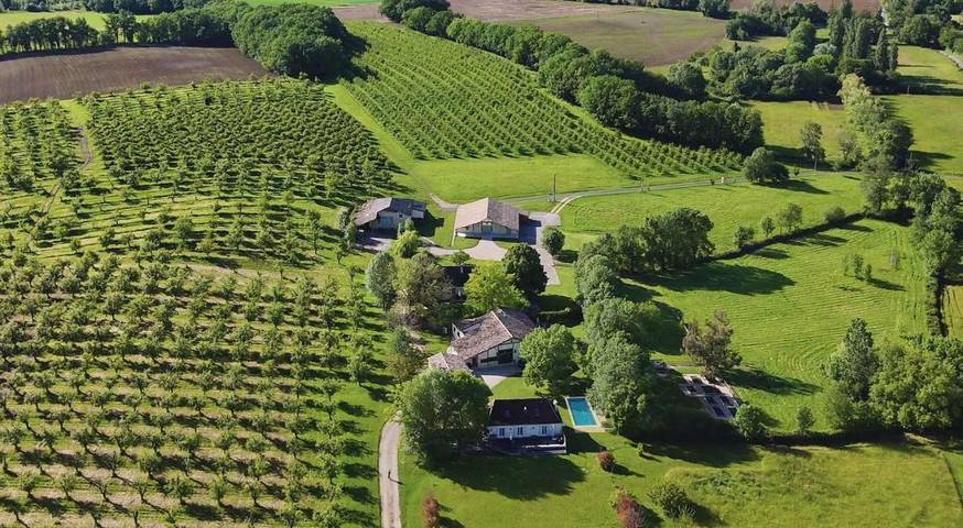Location de vacances pour 2 personnes, avec jardin ainsi que vue et piscine à Sainte-Sabine-Born