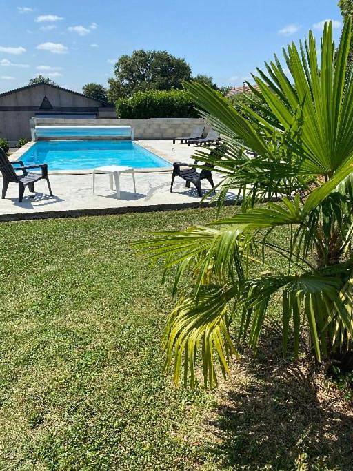 Location de vacances pour 8 personnes, avec Balcon et Terrasse ainsi que Jardin et Piscine à Rignac (Lot)