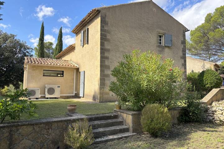 Location de vacances pour 10 personnes, avec terrasse ainsi que jardin et piscine à Lambesc - 4