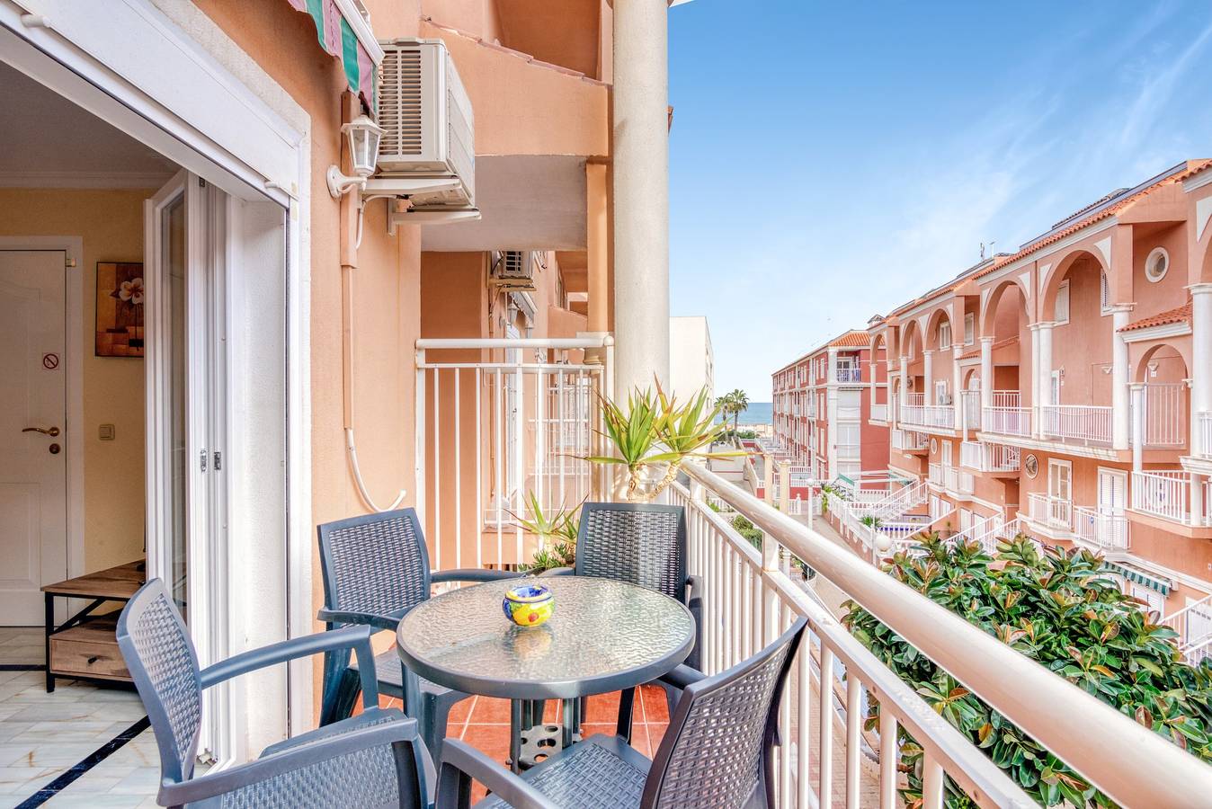 Appartement entier, Appartement 'Verano Azul' avec piscine commune, Wi-Fi et climatisation in Torrevieja, Costa Blanca