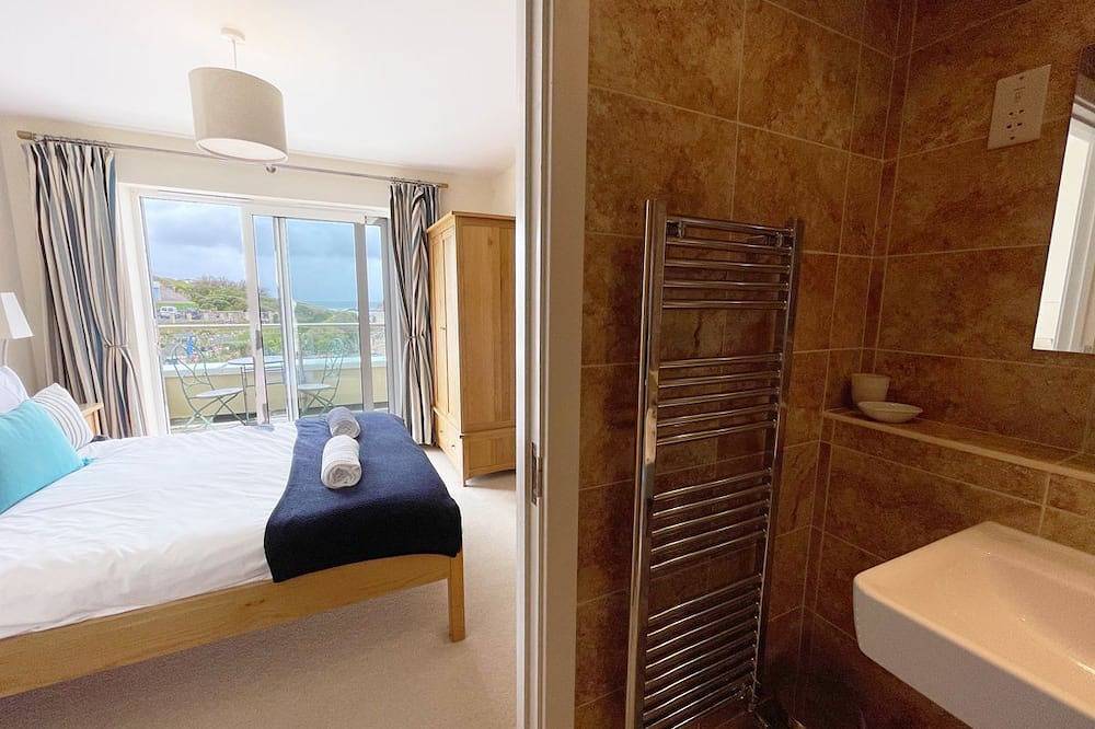 Entire apartment, Beautiful Porth beach front 3 bedroom apartment in Porth, Newquay