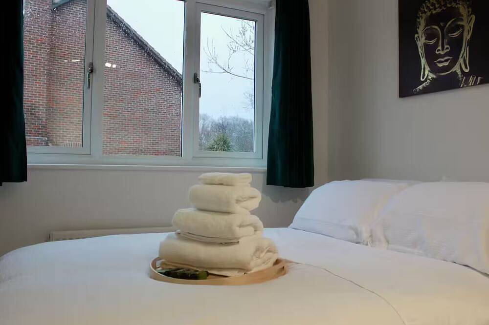 Ganze Wohnung, Modern 1Br Guest Lodge • Free Parking • Near Lgw in Crawley, West Sussex