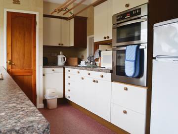 Log Cabin for 2 People in The Cotswolds, South West England, Photo 4