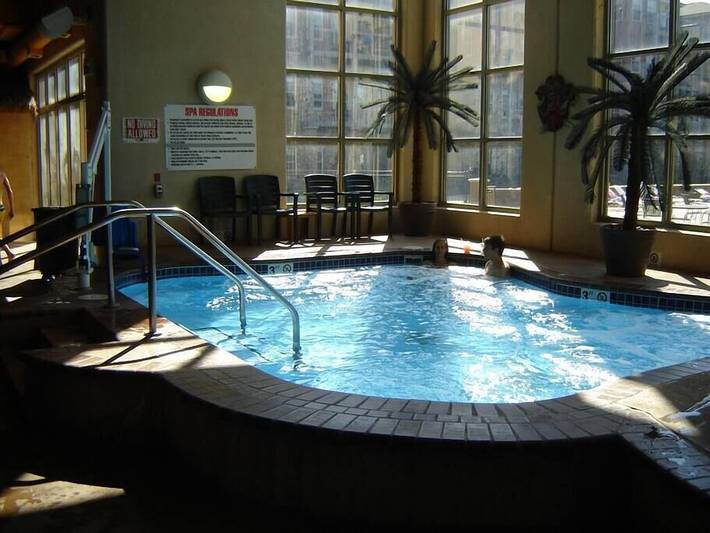 Vacation house for 14 people, with yard and balcony as well as pool in Iowa