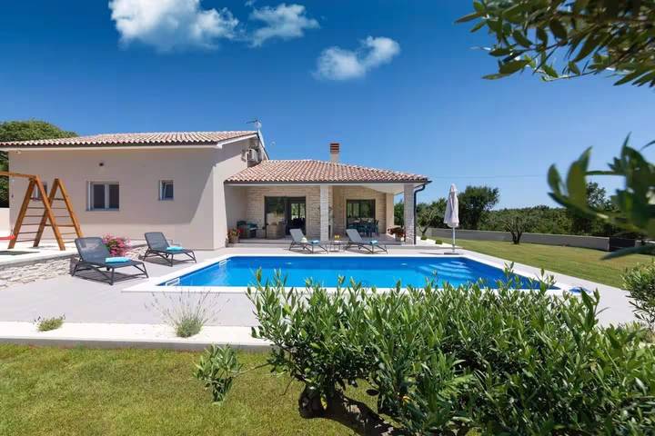 Ferienhaus für 6 Personen, mit Garten und Pool sowie Terrasse