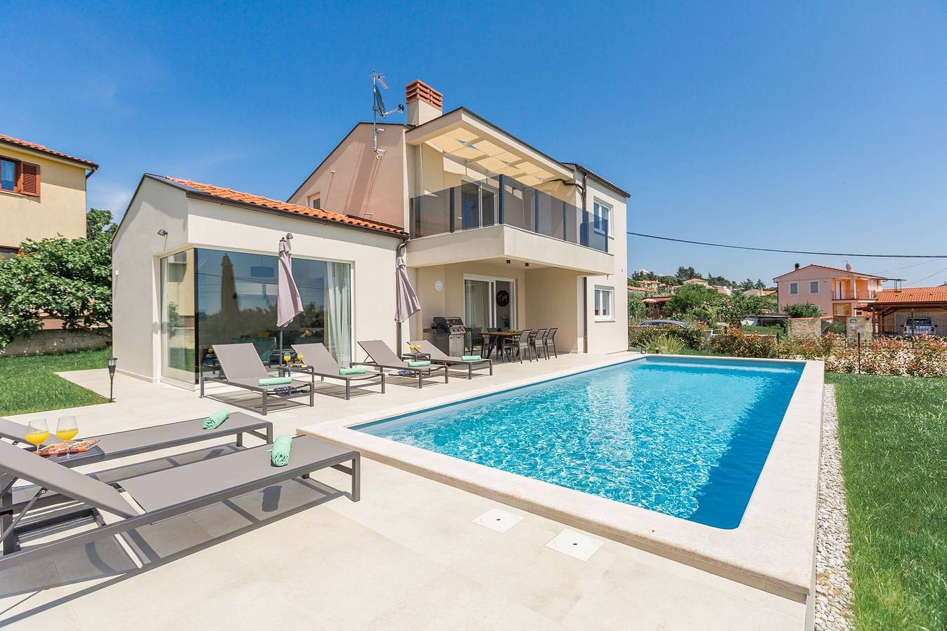 Neue und hundefreundliche Villa mit Panorama-Meerblick, Privatpool, Grillbereich, Babybett, Waschmaschine in Visignano (Općina), Istria centrale