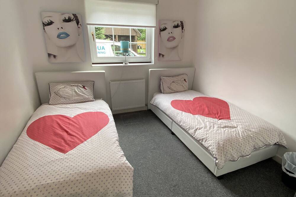 Party Lodge - luxury 4-bedroom lodge with private hot tub, large gardens, barbecue area, lovely view in Stirling, Stirling und Umgebung