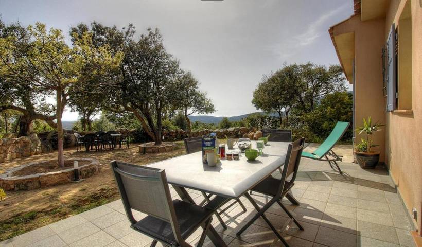 Appartement de vacances pour 4 personnes, avec jardin ainsi que vue et terrasse, animaux acceptés
