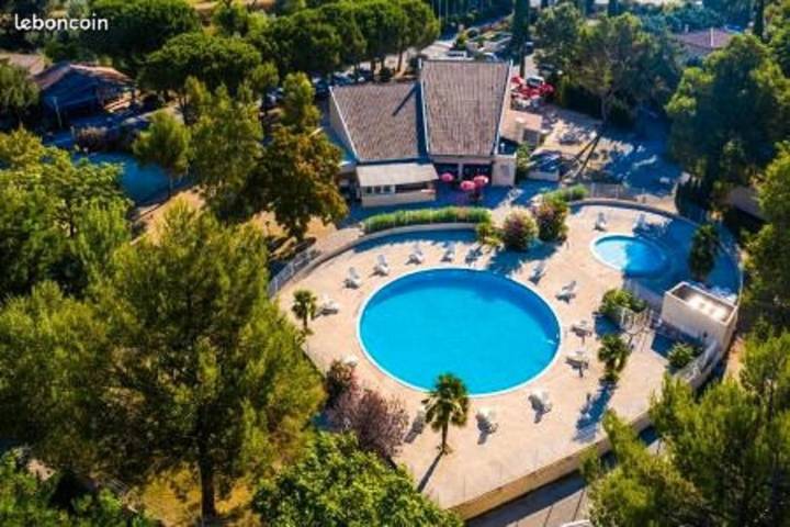 Camping pour 6 personnes, avec terrasse ainsi que bassin pour enfant et piscine