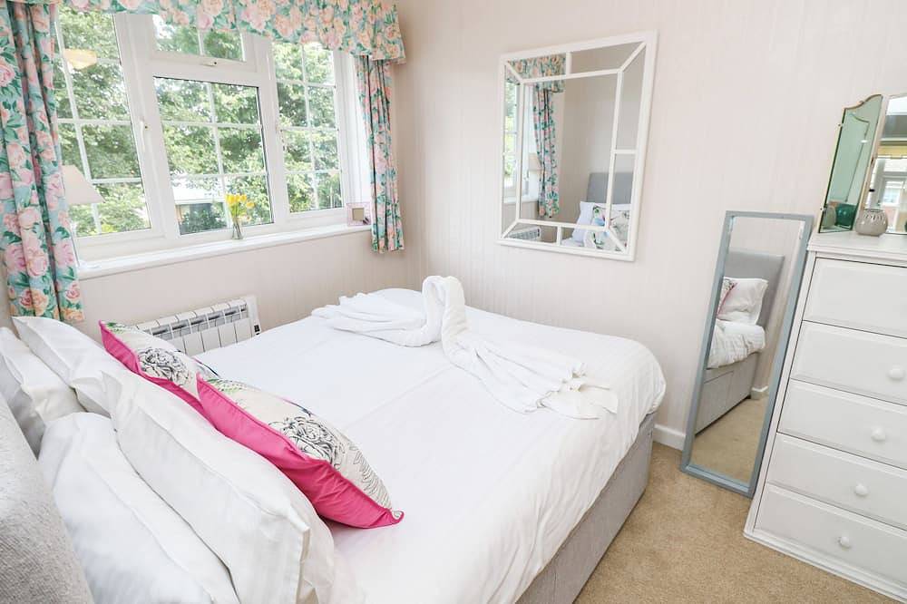 1 Westwood Close, pet friendly, country holiday cottage in Cowes in Cowes, Isle of Wight