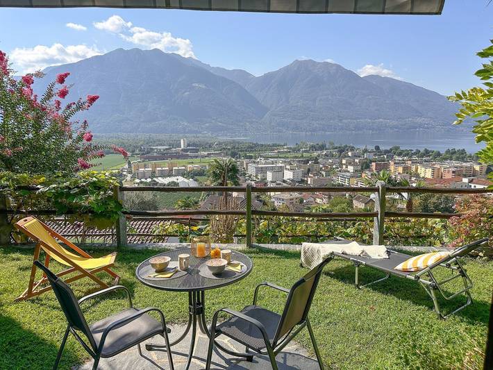 Ferienwohnung für 3 Personen, mit Terrasse und Garten sowie Pool und Seeblick in Gordola