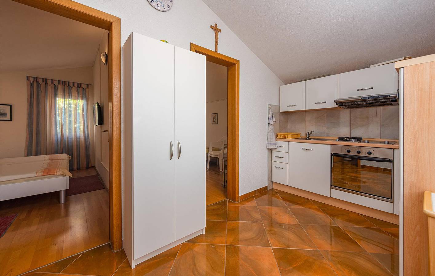 Entire holiday apartment, Cozy Apartment with Terrace, Wi-Fi & 900m to Beach in Vir