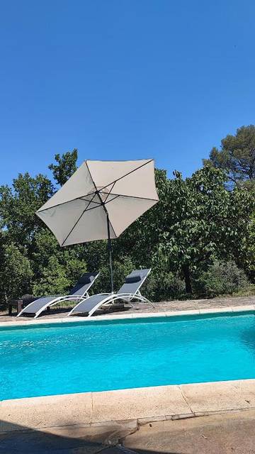 Cottage pour 2 personnes, avec piscine ainsi que jardin et vue à Fayence