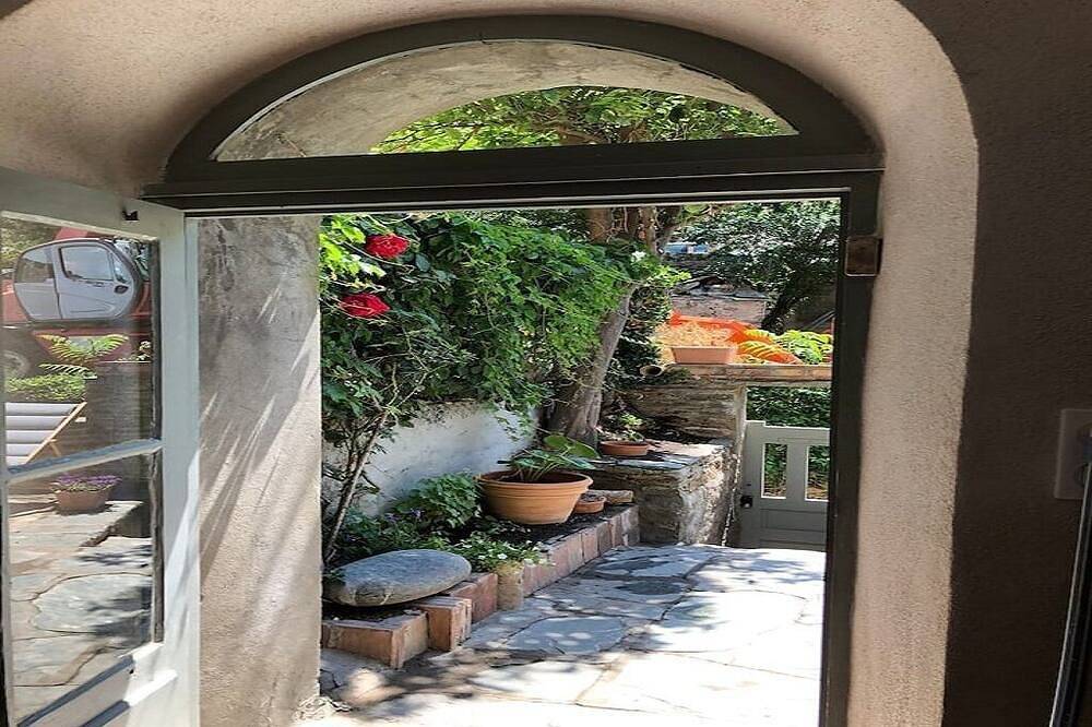 Ganze Wohnung, Charming little garden apartment in village center in Cap Corse